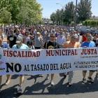 Centenares de vecinos recorren las calles de Laguna en protesta por la tarifa del agua.-J. M. LOSTAU