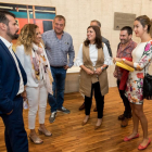 El secretario socialista Luis Tudanca conversa con Aitana Hernando, alcaldesa de Miranda de Ebro (D), y algunos representantes de Garoña.-ICAL