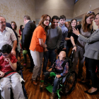 a presidenta de las Cortes, Silvia Clemente, recibe a una representación de personas con parálisis cerebral y sus familias.-ICAL