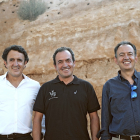 Los hermanos Navarro, Óscar, Andrés y Daniel, en el exterior de su bodega, en la localidad burgalesa de Gumiel de Izán.  /