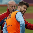 Vicente del Bosque y Gerard Pique durante un entrenamiento de la selección española de fútbol.-EFE / JUAN CARLOS CÁRDENAS