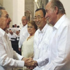 El rey Juan Carlos saluda al presidente de Cuba  Raul Castro  a su llegada Cartagena de Indias  para asistir a la ceremonia por la firma de la paz con las FARC.-EFE
