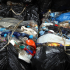 Envases de plástico que contenían aceite procedente del reciclaje doméstico. Imagen de archivo. / ICAL.