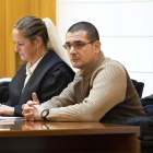 El acusado, César F. M., junto a su abogada, Carmen Hedrosa, en una de las vistas del juicio oral.-PABLO REQUEJO