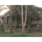 Imagen de la casa donde han estado enjaulados una madre y su hijo autista, en Argentina.-YOUTUBE / EURONEWS