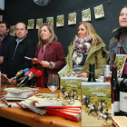 La portavoz de la agrupación de bodegas Autóctona del Bierzo, Eva Blanco (C), junto a varios representantes de las bodegas de la asociación, durante la presentación de la guía 'Authentic Bierzo. Planes para bebértelo'-Ical