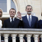 Los reyes Felipe y Letizia, junto al matrimonio Macron, saludan desde el balcón del Grand Palais, este viernes.-AP