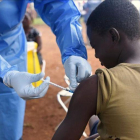 Un joven es vacunado contra el ébola por un médico congoleño.-OLIVIA ACLAND (REUTERS)