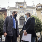 El alcalde de Valladolid, Óscar Puente y el concejal de urbanismo, Manuel Saravia, dan una rueda de prensa delante del teatro Lope de Vega, para hablar de la situación del mismo. - PHOTOGENIC / MIGUEL ÁNGEL SANTOS.