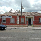 Edificio del antiguo consultorio médico de Santovenia que se derribará para ubicar el nuevo centro cívico-EL MUNDO