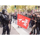 Ciudadanos se enfrentan a miembros de la policia antidisturbios durante una manifestacion en Paris  Francia  hoy  10 de octubre de 2017. /-CHRISTOPHE PETIT TESSON / EFE