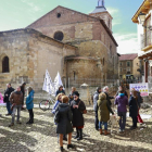 Varias personas se concentran en la Plaza del Grano de León para impedir la entrada de maquinaria pesada a la obra de remodelación.-ICAL