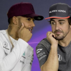 Lewis Hamilton y Fernando Alonso dialogan, hoy, en la conferencia de prensa del GP de Canadá.-EFE / VALDRIN XHEMAJ
