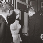 Marilyn Monroe, entre Robert y John Kennedy, de los que fue amante, aquella icónica noche de mayo de 1962.-CECIL STOUGHTON