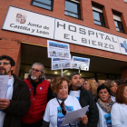 Protesta bajo el lema ‘Abraza tu hospital’, de la Plataforma en Defensa de la Sanidad del Bierzo y Laciana en el hospital ‘El Bierzo’.-ICAL