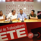 Los secretarios de Acción Sindical de FSP UGT, Tomás Pérez; y Servicios a la Ciudadanía de CCOO, Juan Carlos Cáceres, analizan el conflicto colectivo que mantienen los trabajadores del transporte sanitario.-ICAL