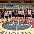 Los jugadores del Carramimbre Ciudad de Valladolid posan junto a su entrenador, en el centro.-J.M. LOSTAU