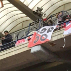 La pancarta con la que los Biris se acordaron del presunto violador.-TWITTER