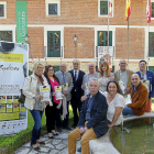 Foto de familia: de pie, Amelia Aguado, Lucía García, Luis Antonio Gómez, German Vega, Alfonso Centeno, Mar Sancho, Jesús Julio Carnero y Benjamín Sevilla; sentados, Luis Miguel García, Esther Pérez Arribas y Eduardo Vasco, ayer, en la Casa Cervantes de V-J. M. LOSTAU