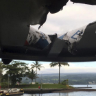 El agujero en el techo del barco causado por la bomba de lava del volcán Kilauea. /-HAWAII DEPARTMENT OF LAND AND NATURAL RESOURCES / AP