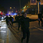 Policías turcos acordonan la zona del atentado en Ankara.-