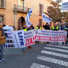 Policías municipales sostienen pancartas en una de sus últimas concentraciones frente al Ayuntamiento.-EL MUNDO