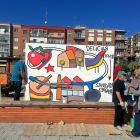 Mural reivindicativo con el mensaje ‘Delicias reclama sanidad cercana’, pintado ayer por Manuel Sierra y vecinos del barrio vallisoletano.-E.M.