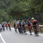 Los ciclistas de la Vuelta, durante la 18ª etapa.-EFE / JAVIER LIZON