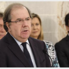 El presidente de la Junta, ayer en las Cortes, acompañado de los consejeros De Santiago-Juárez, Del Olmo y Carriedo.-EP