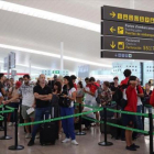 Cola de viajeros en el aeropuerto de El Prat.-ELISENDA PONS