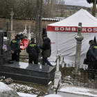 Carpa instalada ayer en la sepultura de Leoncio González.-VALENTÍN GUISANDE