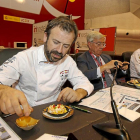 El chef Nacho Manzano catando un pincho del certamen.-J.M. Lostau