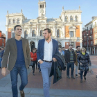 Pedro Sánchez y Óscar Puente pasean por la plaza Mayor en la última visita del presidente del Gobierno a Valladolid.-PABLO REQUEJO