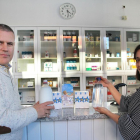 Luis Pablo Mayo, del departamento comercial de LactoDuero, y Beatriz Cordero, responsable de Agua de Mar, muestran el fertilizante líquido elaborado con base de agua de mar.-M. BRÁGIMO