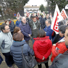 Concejales del PSOE, Valladolid Toma la Palabra y Sí Se Puede arroparon ayer a los trabajadores de Sada en la primera concentración convocada a las puertas de la planta avícola.-J.M.LOSTAU