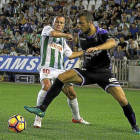 Jordan se anticipa a Juli en el partido frente al Córdoba en El Arcángel.-ARABA PRESS
