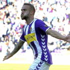 Roger celebra el tanto que anotó frente al Mirandés.-J. M. Lostau