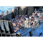 Inmigrantes rescatados por el buque británico 'HMS Bulwark'.-Foto:   EFE/CARL OSMOND MOD