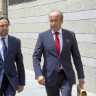 Alberto Esgueva, a su llegada al juzgado en compañía de su abogado con cuatro horas de retraso.-ICAL