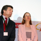 La ministra de Fomento, Ana Pastor, asiste a la inauguración del II Congreso de Empresa Familiar. Junto a ella, el presidente de Empresa Familiar, Alfonso Jiménez-Ical