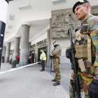 Soldados belgas vigilan la estación central de Bruselas tras ser evacuada por un aviso  por un paqueta sospechoso, en 19 de junio.-EFE / JULIEN WARNAND