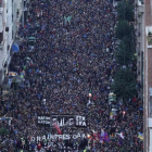 Miles de personas manifestándose en Bilbao contra la política de dispersión de presos de ETA.-EL PERIÓDICO