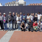 Los premiados en la decimosexta edición del TAC posan con los organizadores del certamen en la Plaza Mayor.-Pablo Requejo