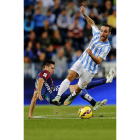 Manu del Moral cae ante Darder durante el Málaga-Éibar de la pasada temporada.-E.M.