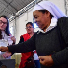 Votación en un colegio electoral de San Salvador.-AFP / LUÍS COSTA