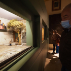 Un hombre observa uno de los dioramas del Belén de Las Angustias. / PHOTOGENIC