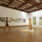 Una mujer pasa junto a las obras de Barthélémy Toguo, David Nash y Pierre Alechinsky en la sala superior del Museo de Pasión.-Miriam Chacón/Ical
