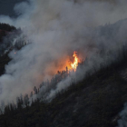 El fuego que arrasa una zona boscosa cerca del parque de Yosemite-NOAH BERGER (AP)