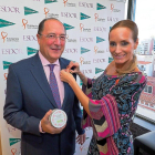 Carlos Moro, presidente de Esdor Cosméticos, y Sandra Ibarra, presidenta de la Fundación Sandra Ibarra.-PABLO REQUEJO