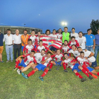 Jugadores, técnicos y autoridades posan con el trofeo.-EL MUNDO
